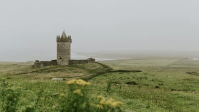 A picture of an old deserted castle in the Irish country side.