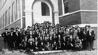Group of students outside Becker Hall in 1908